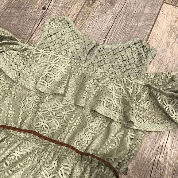Cute lace cold shoulder dress with belt - Picture 8 of 11